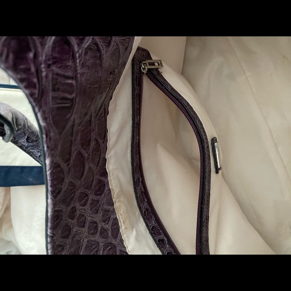 gorgeous Guess purse! - Picture 5 of 8